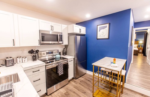 Pacific Beach Condominio | New Pacific Beach Zen Studio! Hot Tub, A/C, Parking, Outdoor shower, BBQ, Desk