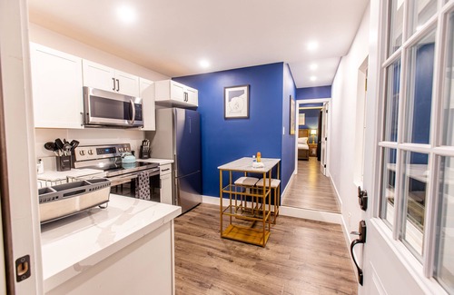 Pacific Beach Condominio | New Pacific Beach Zen Studio! Hot Tub, A/C, Parking, Outdoor shower, BBQ, Desk