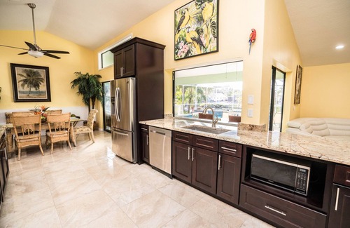 Apollo Beach Casa | New Palm Tree III - Free Heated Pool/Spa ( Kayaks, Paddle boards, and bikes)