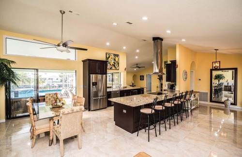 Apollo Beach Casa | New Palm Tree III - Free Heated Pool/Spa ( Kayaks, Paddle boards, and bikes)