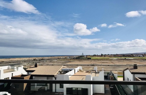Caleta de Fuste Apartamento | Ático nuevo con vistas al mar y al campo de golf