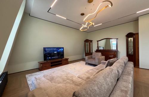Almaty Apartamento | New Penthouse near Kok-Tobe with Mountain & City Views