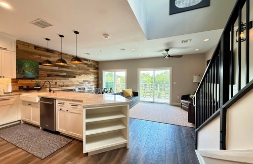Gruene Condominio | NEW Penthouse on the River-4 BR Corner Condo with Iconic Gruene Tower Views