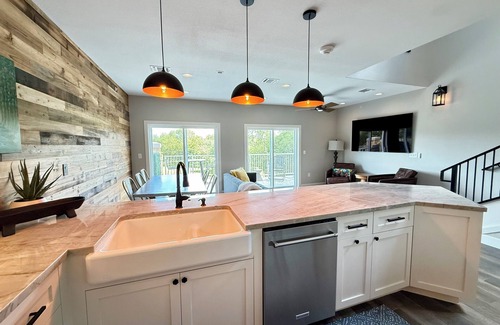 Gruene Condominio | NEW Penthouse on the River-4 BR Corner Condo with Iconic Gruene Tower Views