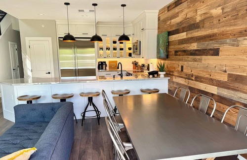 Gruene Condominio | NEW Penthouse on the River-4 BR Corner Condo with Iconic Gruene Tower Views