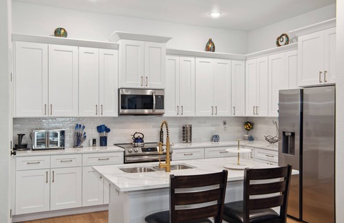 Arlington Casa | NEW Penthouse Rooftop Deck! Steps to Stadium. Lux Extras, private garage & gated