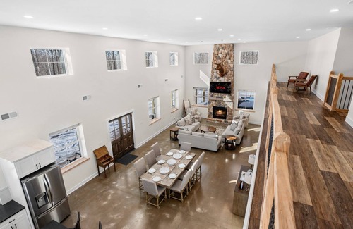 White Haven Casa | New Pocono Barndominium sleeps 20ppl on 40 acres with a Hot Tub & Fire Pit!
