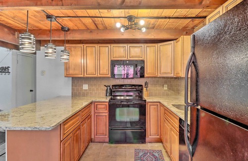 Thornhurst Cabina | NEW! Pocono Lake Cabin w/ Community Amenity Access