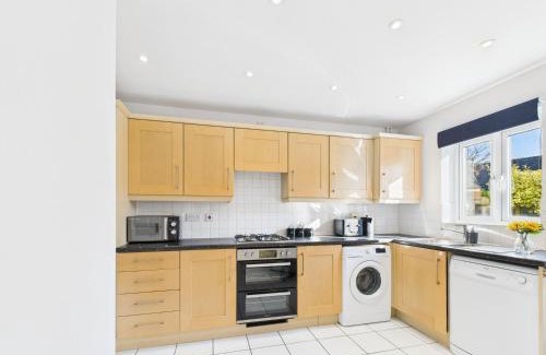 Cheltenham Casa | NEW Prestbury Place by Signature Stays - 5 Bedroom House Near Cheltenham Racecourse