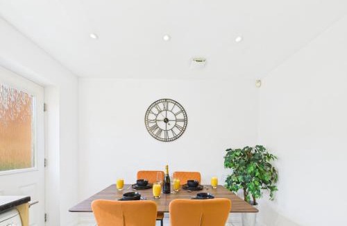 Cheltenham Casa | NEW Prestbury Place by Signature Stays - 5 Bedroom House Near Cheltenham Racecourse