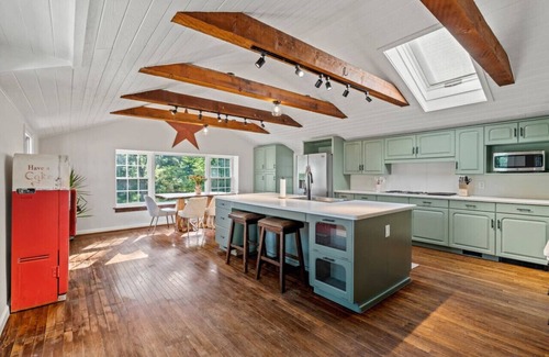 Newtown Square Apartamento | New Pristine Suburban Escape