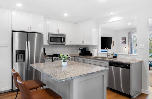St. Edwards Casa | NEW! Private Backyard ~ 3 Mins to DT ~ Steps to SoCo ~ Grill, Coffee, Outdoor TV