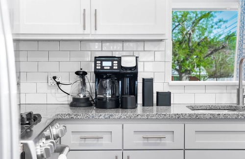 St. Edwards Casa | NEW! Private Backyard ~ 3 Mins to DT ~ Steps to SoCo ~ Grill, Coffee, Outdoor TV