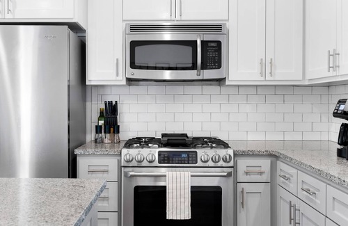 St. Edwards Casa | NEW! Private Backyard ~ 3 Mins to DT ~ Steps to SoCo ~ Grill, Coffee, Outdoor TV