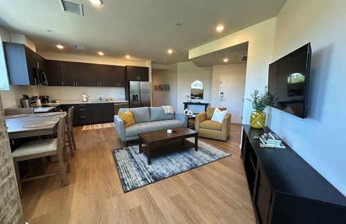 Point Loma Heights Apartamento | New, private, beautifully furnished, king bed w/ parking & workspace, by beach
