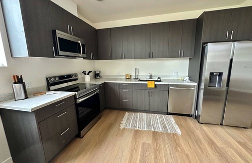 Point Loma Heights Apartamento | New, private, beautifully furnished, king bed w/ parking & workspace, by beach