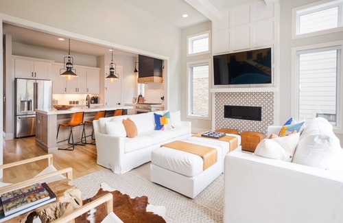 Cleveland Park Casa | New Private Heated Pool-Firepit-Close to Broadway-Rooftop Skyline Views-Murals