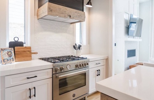 Cleveland Park Casa | New Private Heated Pool-Firepit-Close to Broadway-Rooftop Skyline Views-Murals