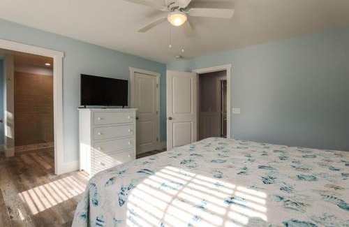 North Forest Beach Casa | New Private Luxury Home 7 BR 6 BA 2 HB pool-WATERFALL / spa 4 min walk to beach.