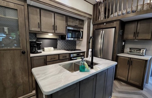 River Ranch Cabaña | NEW Private RV Rental for Large Groups w/Golf Cart! 271