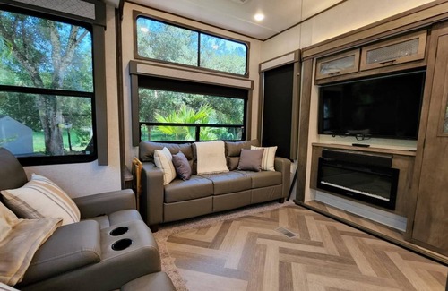 River Ranch Cabaña | NEW Private RV Rental for Large Groups w/Golf Cart! 271