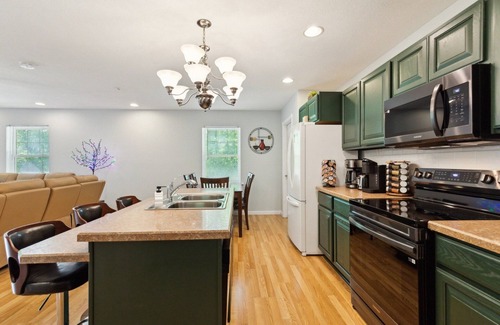 Helmsburg Cabaña | NEW! Puzzle Peak 3-Bedroom Cottage