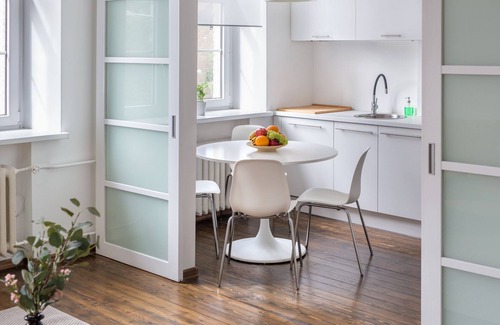 Old Town Apartamento | Nuevo apartamento tranquilo y acogedor en el casco antiguo de aparcamiento gratuito Pamenkalnio