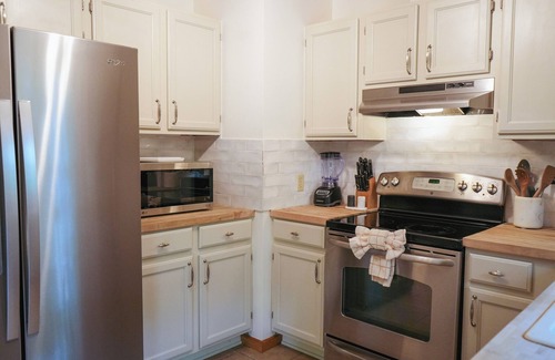 Sevierville Cabaña | NEW Relaxing One Level Cottage Near Dollywood with Fire Pit and Coffee Bar