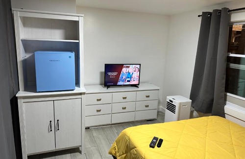 Tamiami Casa | New Relaxing Room with Queen Bed, 50 Inch Smart TV, Netflix, AirPlay, Mini-Fridge, and 500 Mbps WiFi near FIU, Dolphin Mall, Airport