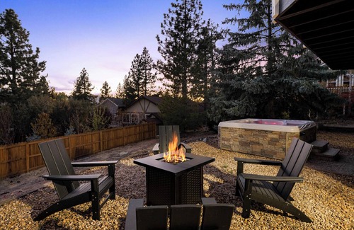 Big Bear City Cabina | New Remodel*Arcade*Hot Tub*Air Conditioning*Lake 2 Miles*Mountain Views/Trails