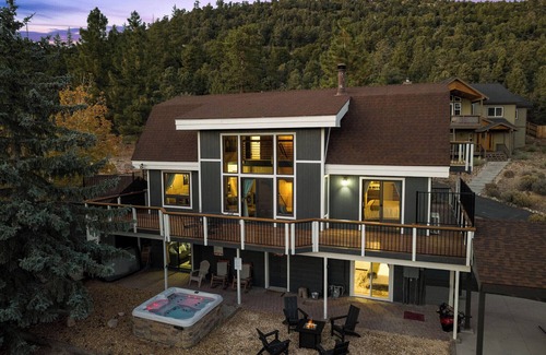 Big Bear City Cabina | New Remodel*Arcade*Hot Tub*Air Conditioning*Lake 2 Miles*Mountain Views/Trails