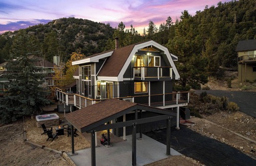 Big Bear City Cabina | New Remodel*Arcade*Hot Tub*Air Conditioning*Lake 2 Miles*Mountain Views/Trails