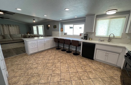 Victorville Casa | New remodel Modern Entertainment house