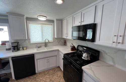 Victorville Casa | New remodel Modern Entertainment house