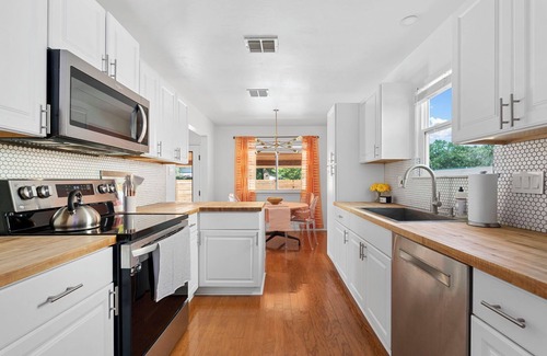 Springwoods Casa | New Remodeled 4BR - Pool+Jacuzzi+PoolTable+Karaoke Stage+Arcades near Domain