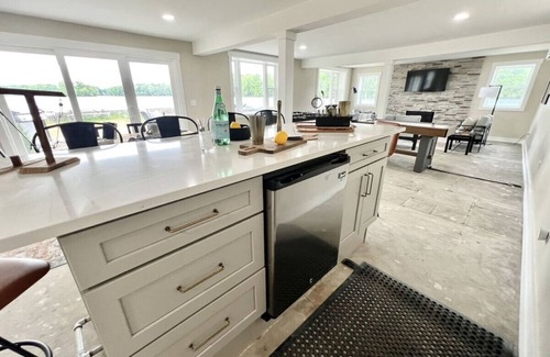 Tully Casa | NEW!!! Remodeled 5BR/3.5BA Lake House!!