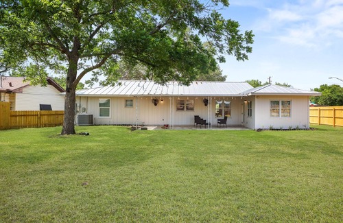 Boerne Casa | NEW remodeled Charming Home. 3-bedroom/2 full bath close to downtown Boerne.