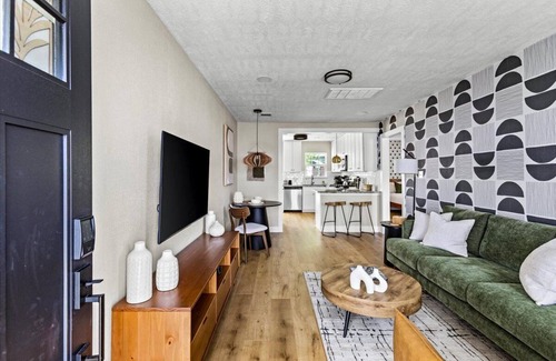South Central Houston Casa | NEW- Remodeled/Chic/Downtown/MedCenter/Conference