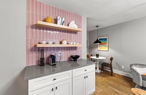 Washington Ave./ Memorial Park Casa | NEW Remodeled Heights Luxury/High End/King Bed/Walk to Trail/Sleeps 4