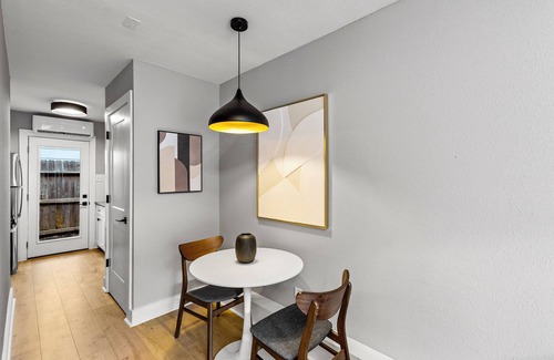 Washington Ave./ Memorial Park Casa | NEW Remodeled Heights Luxury/High End/King Bed/Walk to Trail/Nespresso