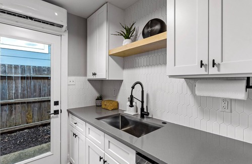 Washington Ave./ Memorial Park Casa | NEW Remodeled Heights Luxury/High End/King Bed/Walk to Trail/Nespresso