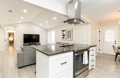 South Side Casa | 🌴🏠🌴New Remodeled Spacious 4Bedrooms+Office King Suite 5Tvs Games Garage Parking