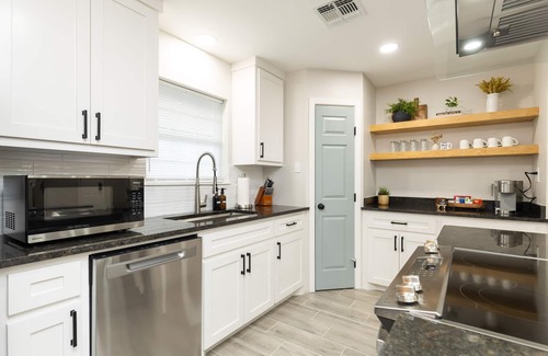South Side Casa | 🌴🏠🌴New Remodeled Spacious 4Bedrooms+Office King Suite 5Tvs Games Garage Parking