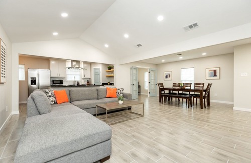 South Side Casa | 🌴🏠🌴New Remodeled Spacious 4Bedrooms+Office King Suite 5Tvs Games Garage Parking