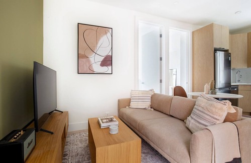 Ukrainian Village Apartamento | New Reno East Village 2BR w/ W/D, nr Union Sq, by Blueground
