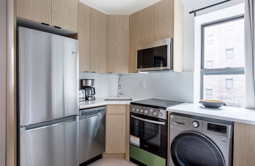 Ukrainian Village Apartamento | New Reno East Village 2BR w/ W/D, nr Union Sq, by Blueground