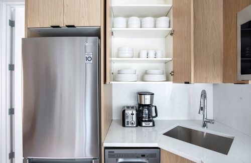 Ukrainian Village Apartamento | New Reno East Village 2BR w/ W/D, nr Union Sq, by Blueground