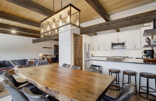 Big Sky Condominio | New Reno Ski In/Out Lux Modern Duplex w/ Private Hot Tub, Heated Garage, Views