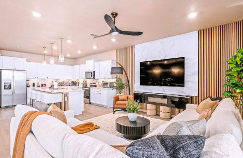Four Corners Casa | New Resort Private Pool & Spa Outdoor Theater Game Room Minutes to Disney World