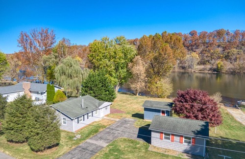Belspring Casa | Riverfront 3 BD house, 20 minutes away from VT | All Amenities